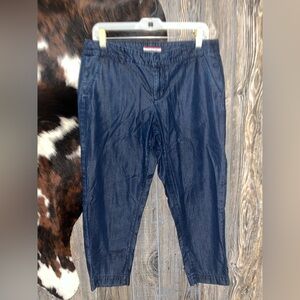 Tommy Hilfiger size 8 Crop blue pants in EUC